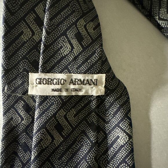 PRE OWNED DESIGNER GIORGIO ARMANI TIE - Picture 4 of 4